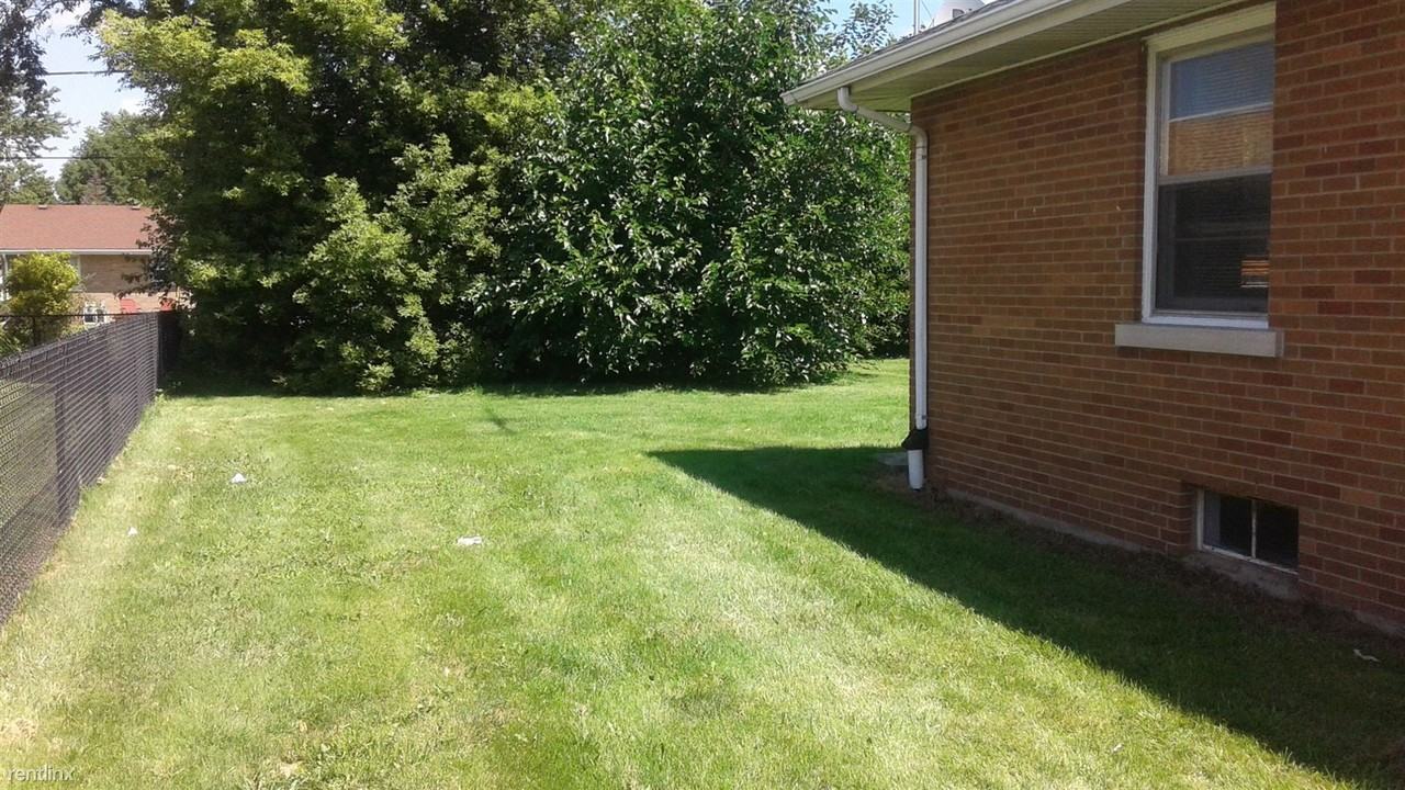 635 W Division St - Photo 3 of 10