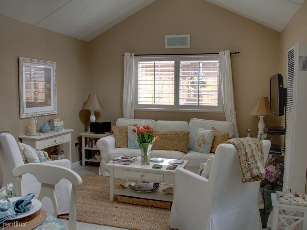 Torres 3 NW of 3rd Avenue Guest - Photo 2 of 15