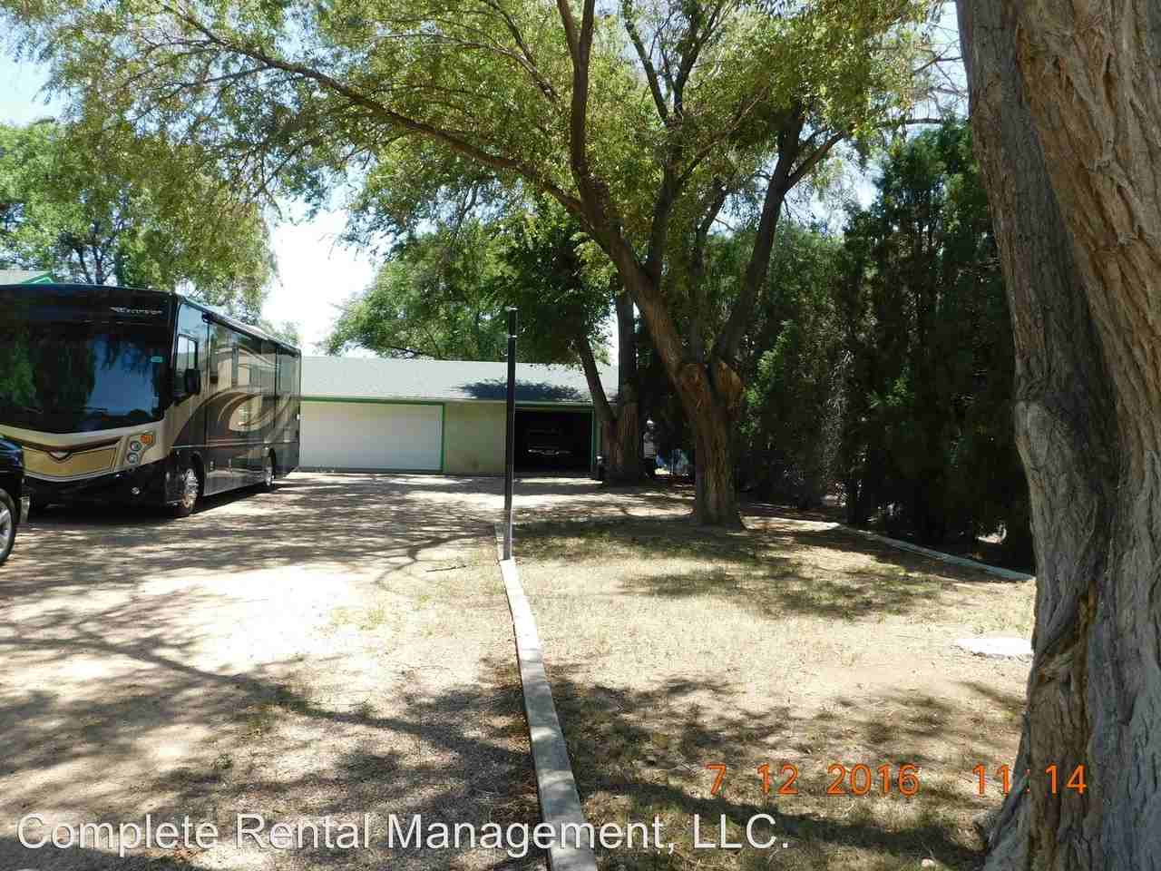 1006 Meadow Ln - Photo 3 of 7