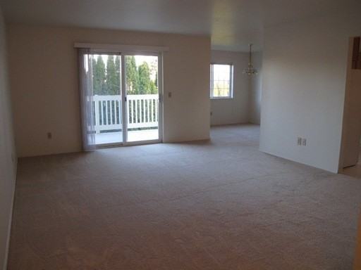 16447 NE Russell St - Photo 3 of 10