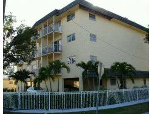 Gold Coast Condominium - Photo 3 of 10