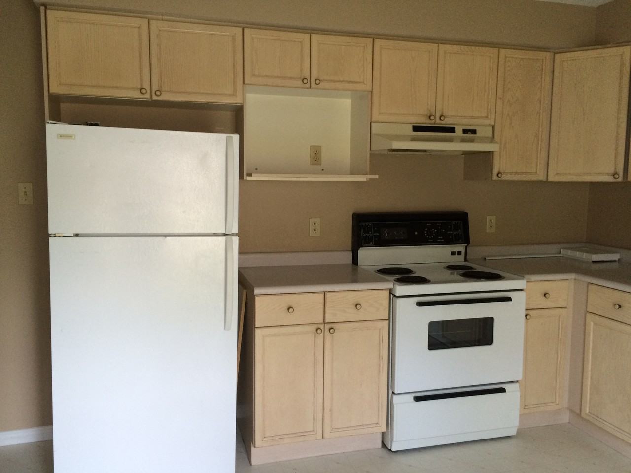 484 Third St - Photo 3 of 4