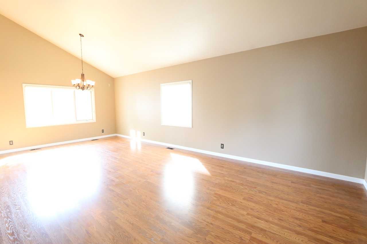 19310 Verdant Cir - Photo 3 of 8