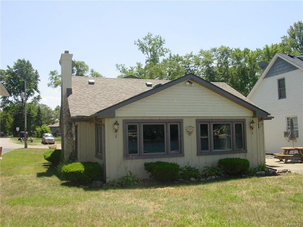 3083 Lake Dr - Photo 2 of 20