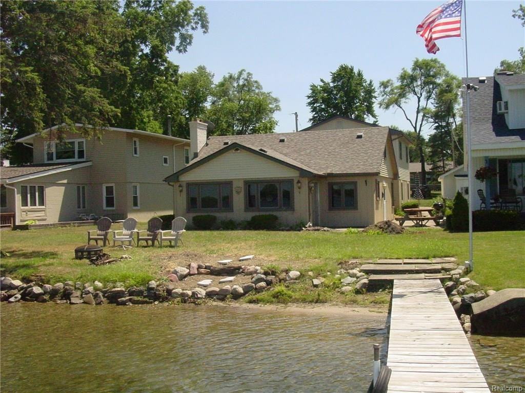 3083 Lake Dr - Photo 3 of 20