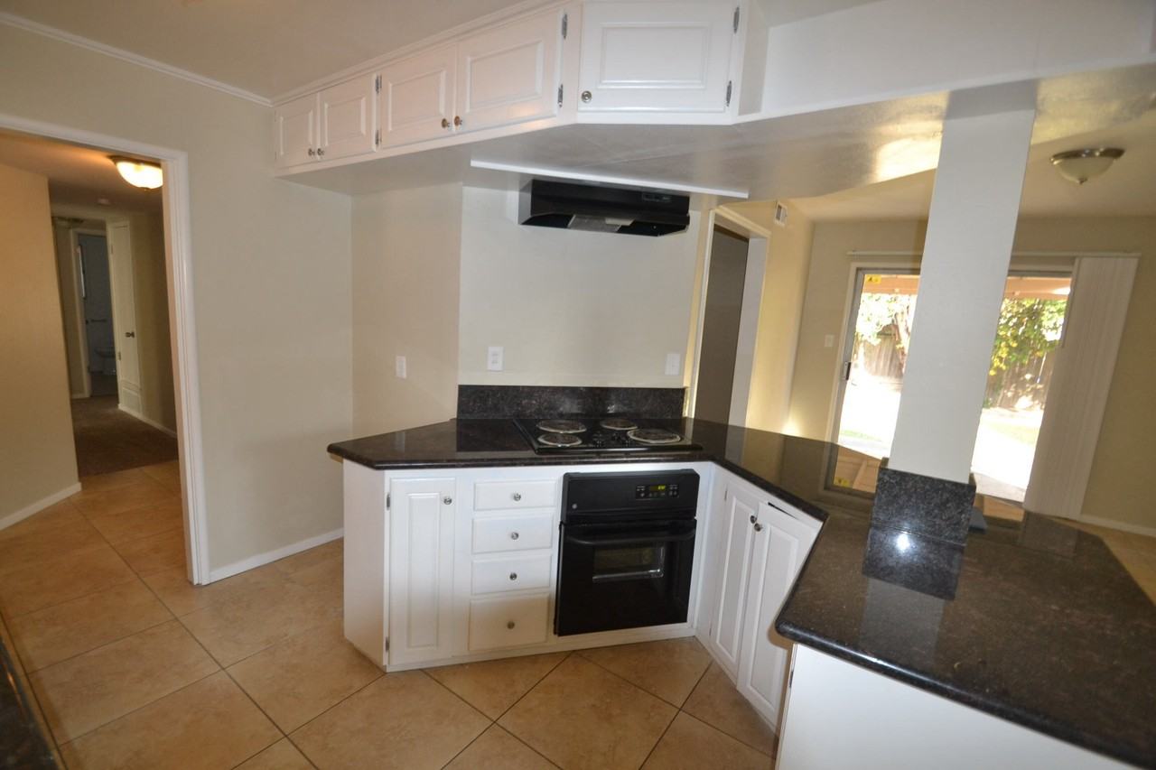 2143 Sarazen Ave - Photo 2 of 10