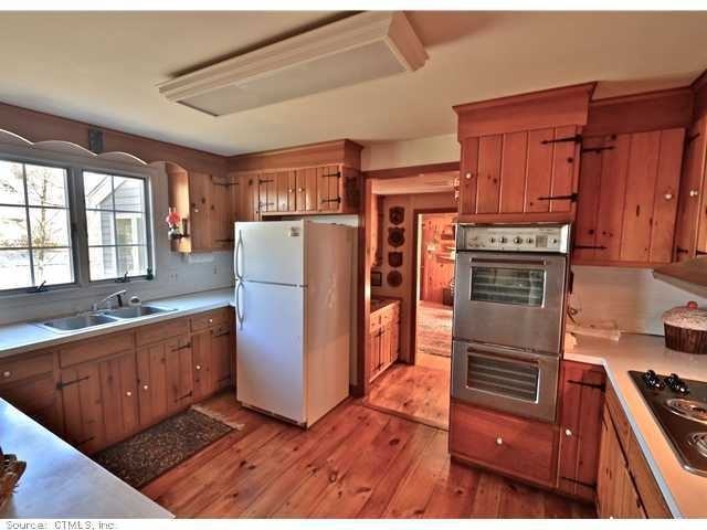 111 Cove Rd - Photo 3 of 5