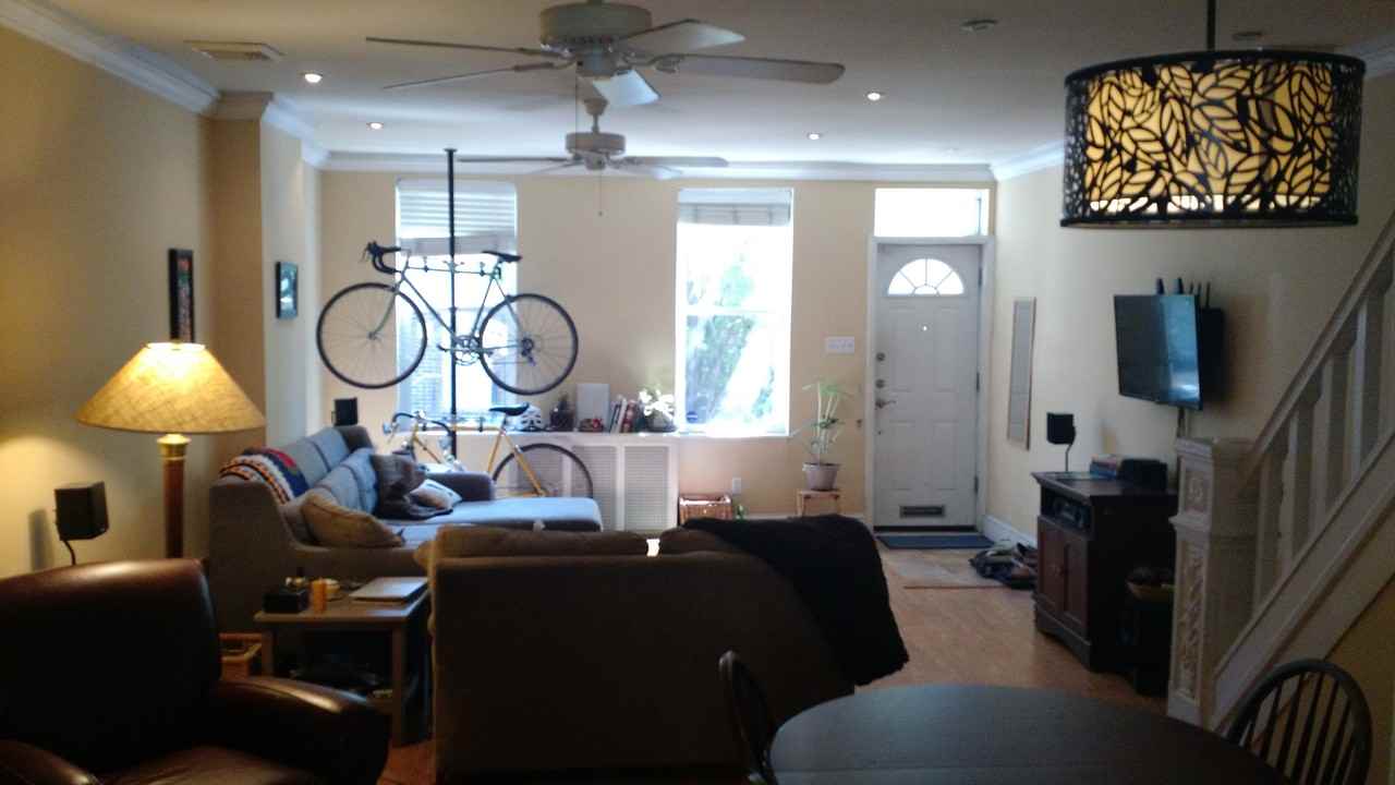 S 10th St & Tasker St