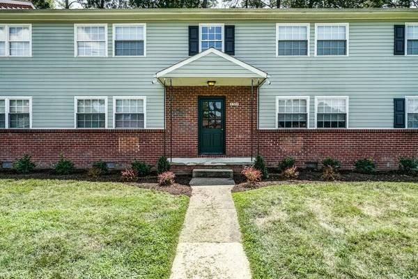 2308 Hampstead Ave - Photo 2 of 16