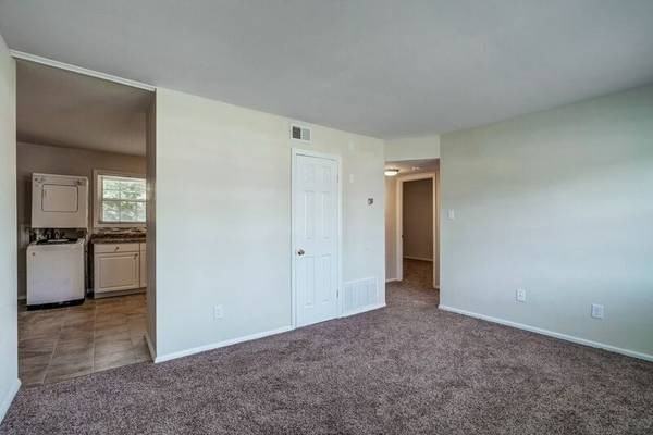 2308 Hampstead Ave - Photo 3 of 16