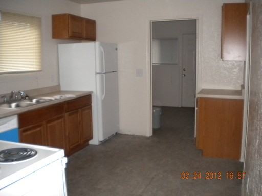 127 NE Santiam Blvd - Photo 2 of 4