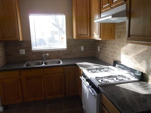 143 Rosedale Ave - Photo 2 of 9