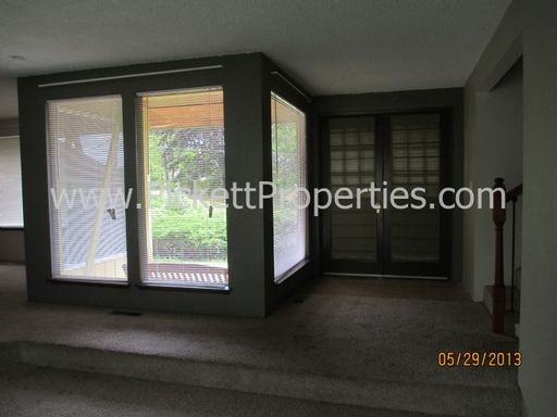 920 Callahan Dr - Photo 3 of 12