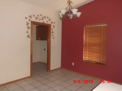 109 SE Churchill Way - Photo 3 of 14