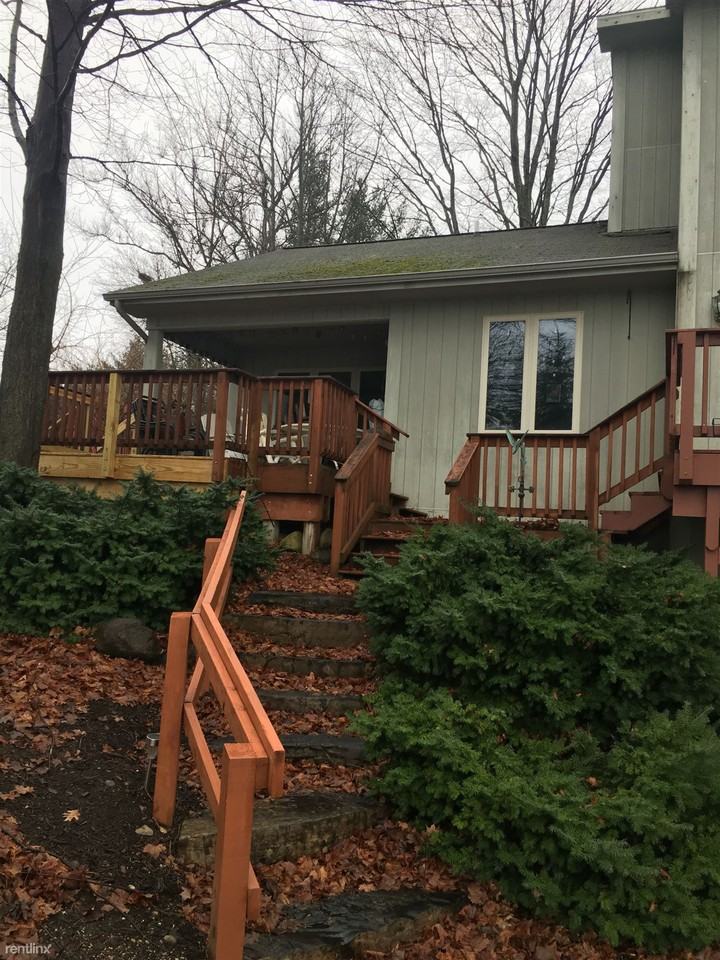 310 Neuman St - Photo 2 of 9