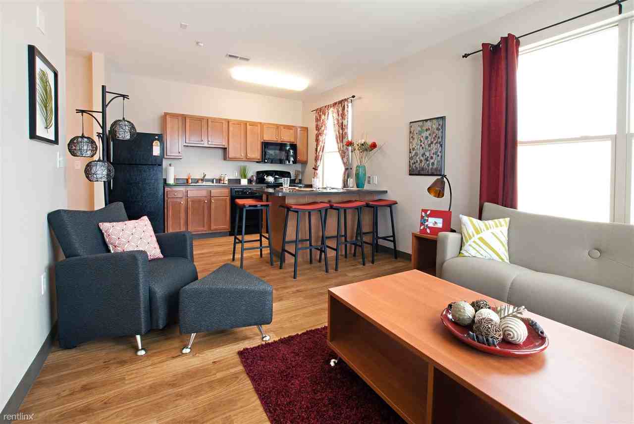 College Suites at Washington Square - Photo 3 of 19
