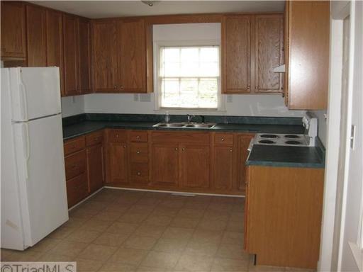 1906 W Cone Blvd - Photo 2 of 9