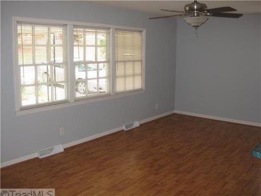 1906 W Cone Blvd - Photo 3 of 9