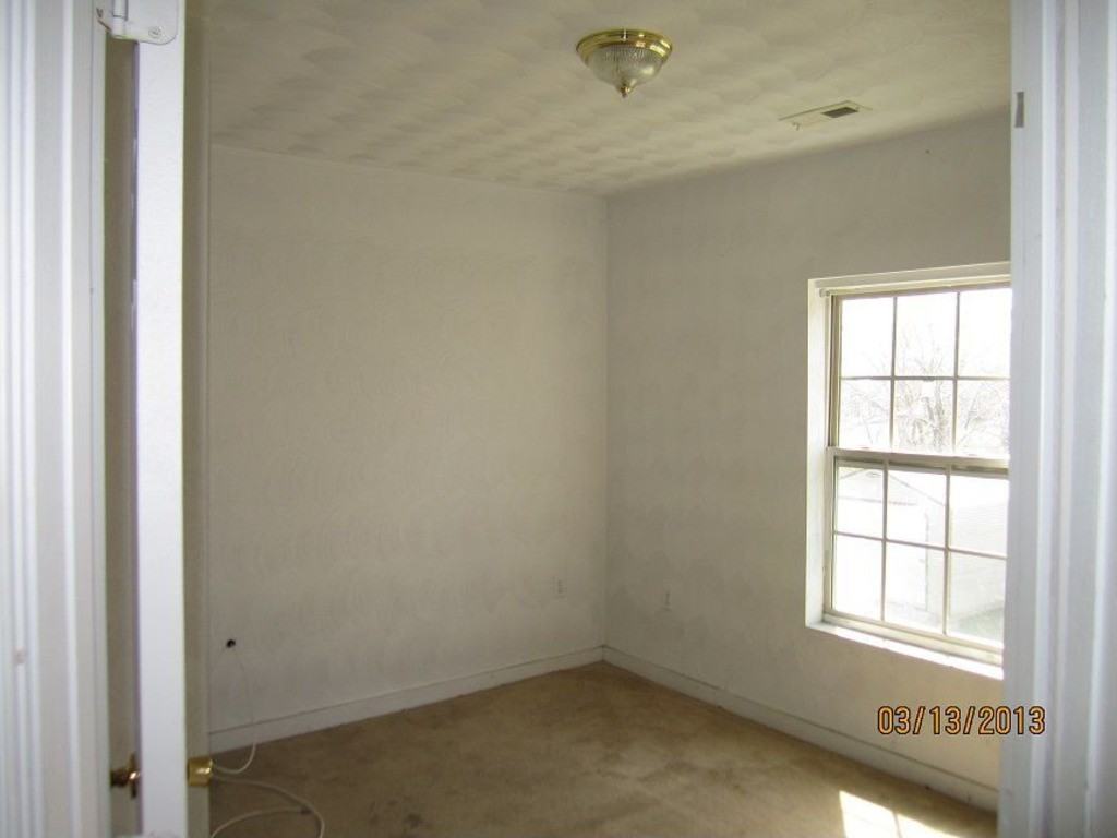 631 Ivy Ave - Photo 3 of 7