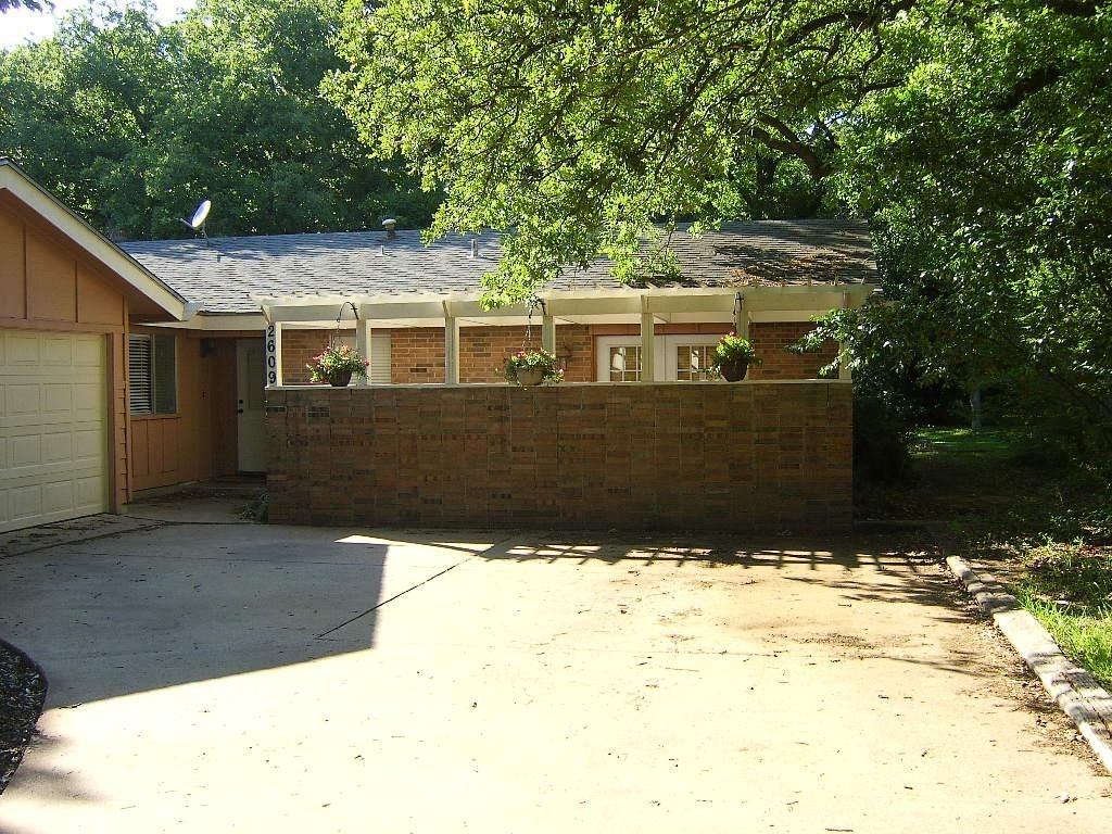 2609 Greenwood Ln - Photo 2 of 16