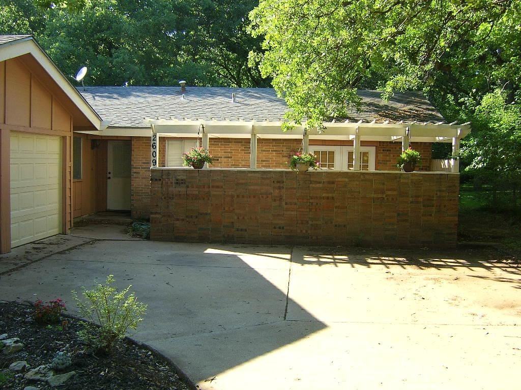 2609 Greenwood Ln - Photo 3 of 16