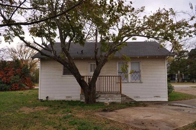 805 S Bryan Ave - Photo 3 of 14