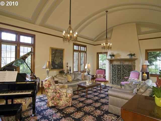 1034 SW Douglas Pl - Photo 3 of 15