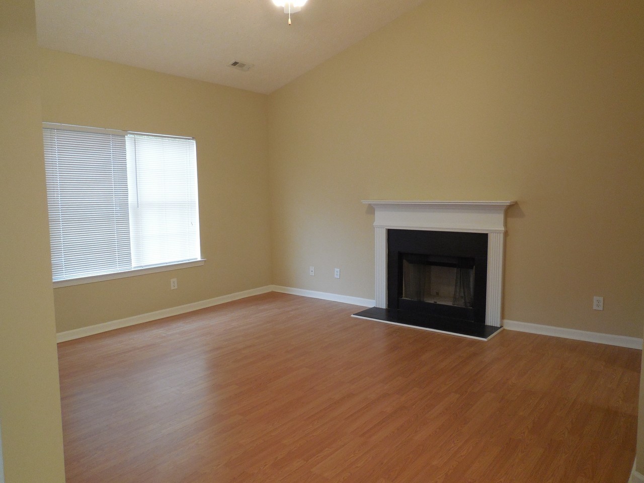 4107 Robin Cir - Photo 2 of 43