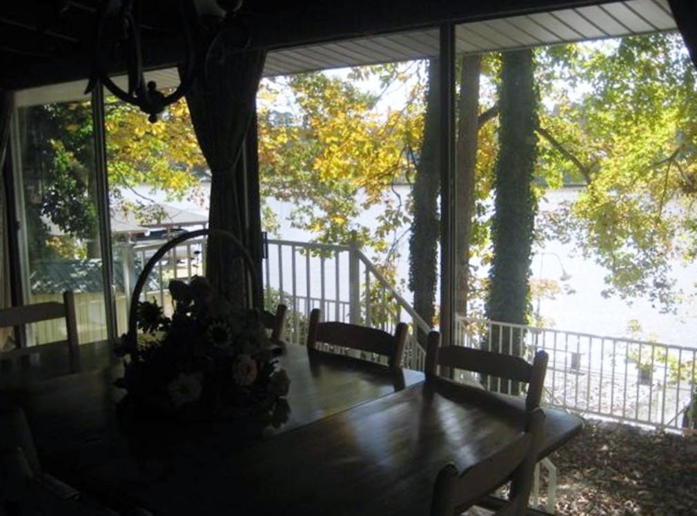 321 Thomas Dr SW - Photo 2 of 14