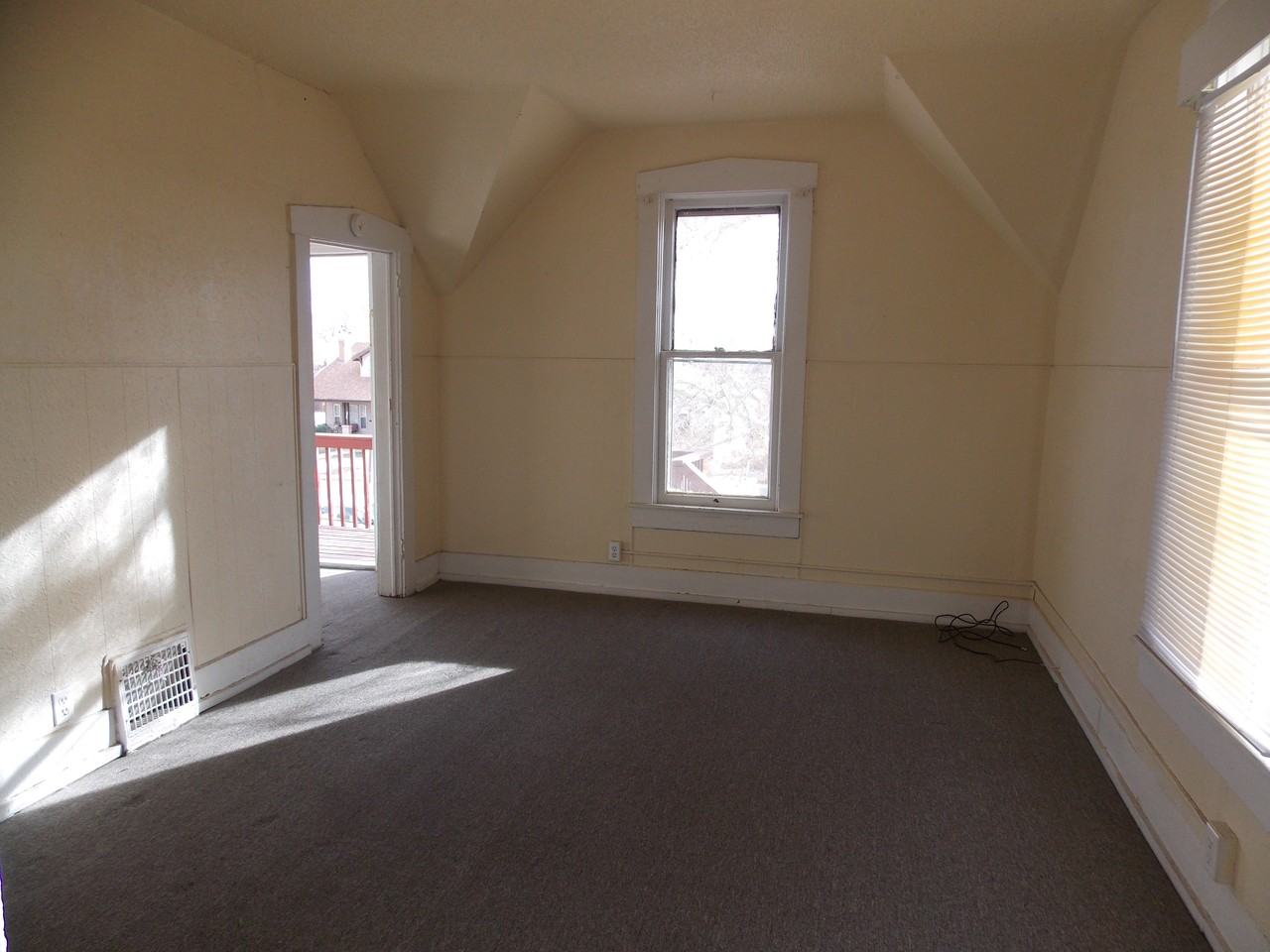 819 E 10th - Photo 2 of 9