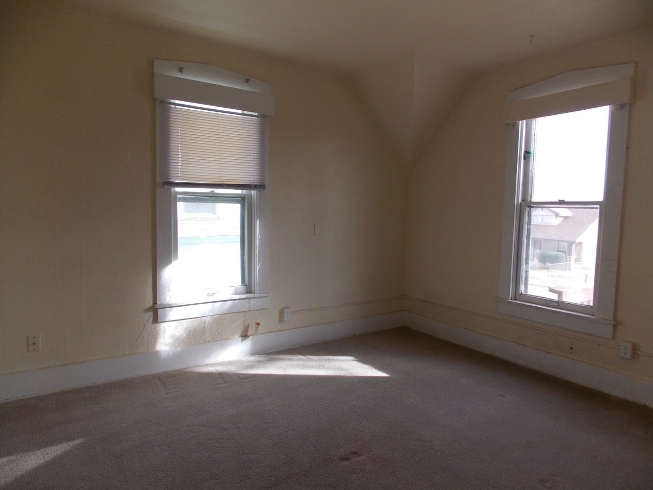 819 E 10th - Photo 3 of 9