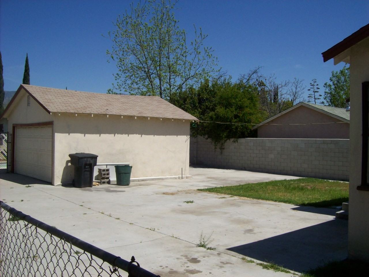 1152 W 16th St - Photo 2 of 2