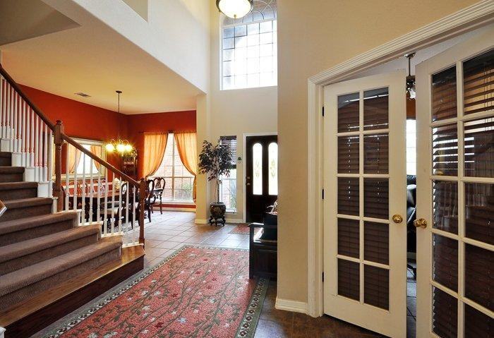 2747 Lake Forest Dr - Photo 2 of 12