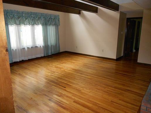 218 Sutton Dr - Photo 2 of 5