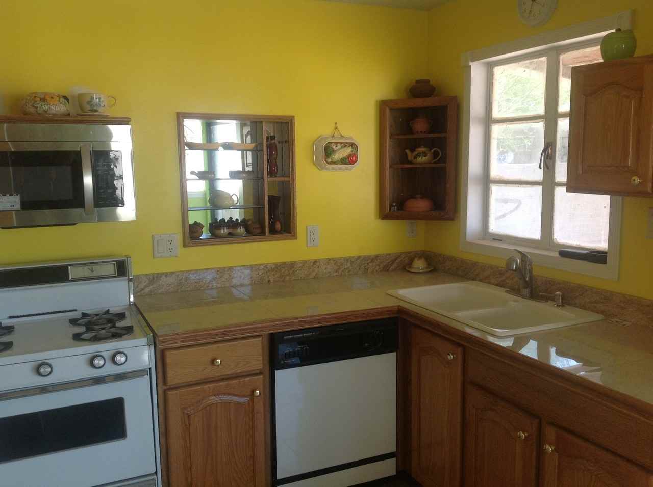 2819 E Beverly Dr - Photo 3 of 3