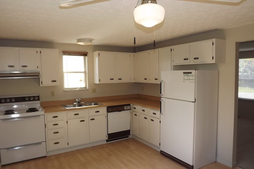 828 Eliots Oak Rd - Photo 3 of 16