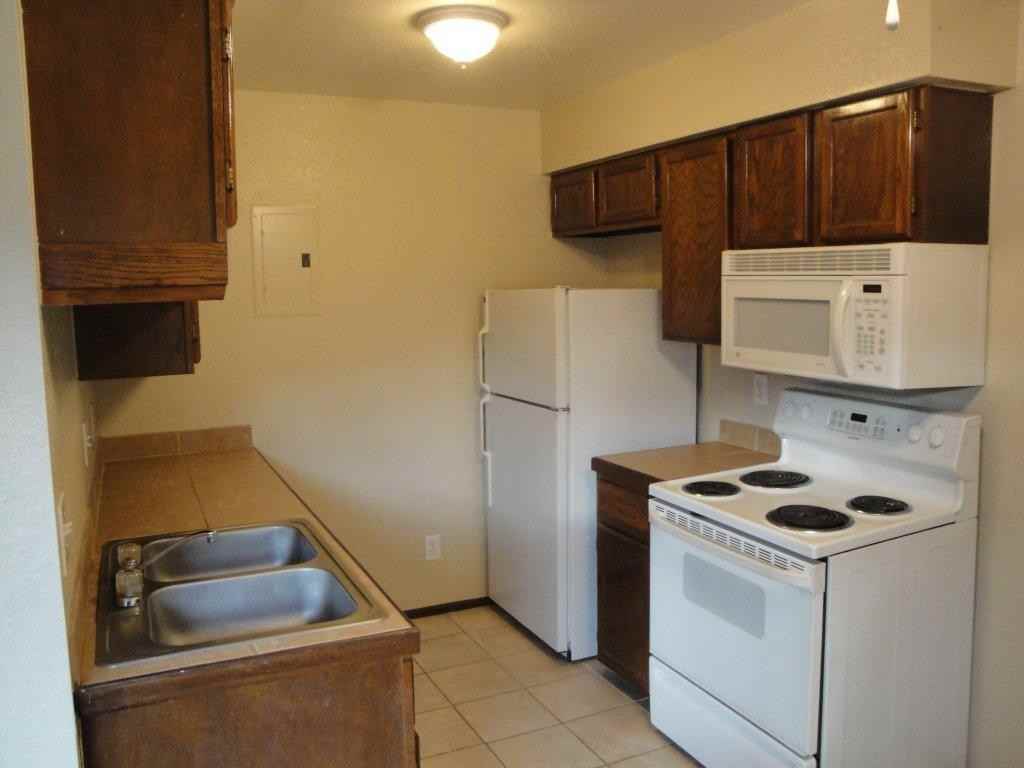 405 Geneva St - Photo 2 of 4