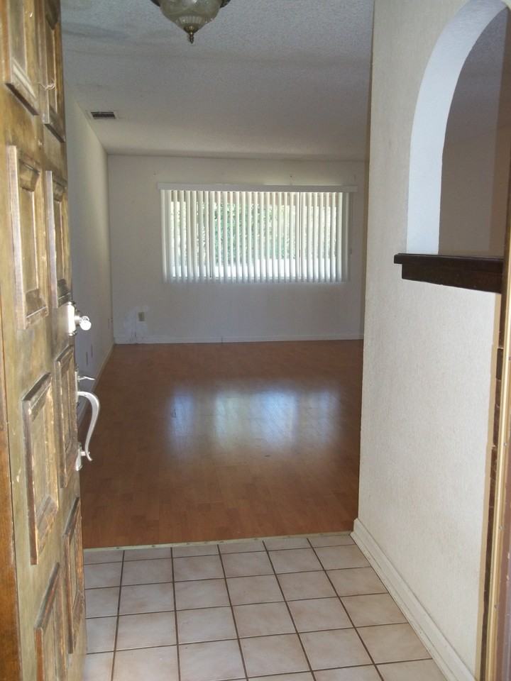 5662 Louise St - Photo 3 of 17