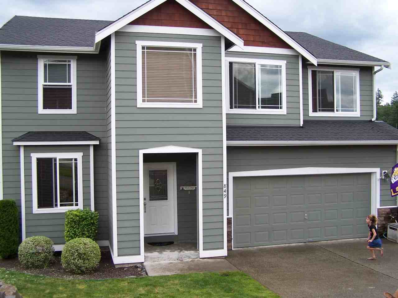 849 Center St W - Photo 3 of 31