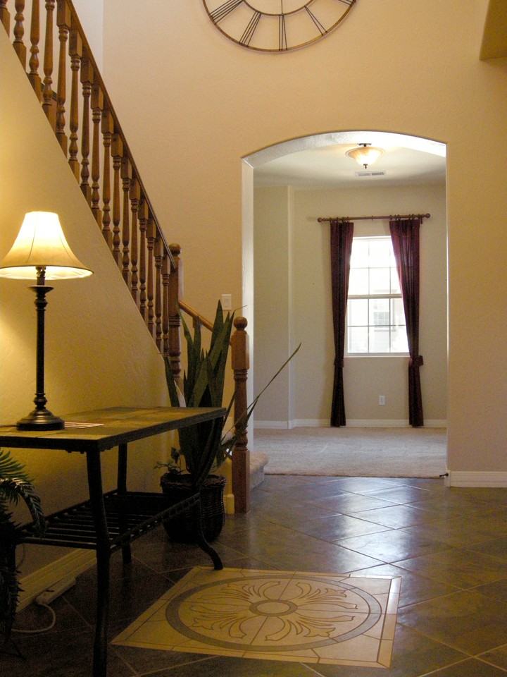 952 E Sterling Ln - Photo 2 of 16