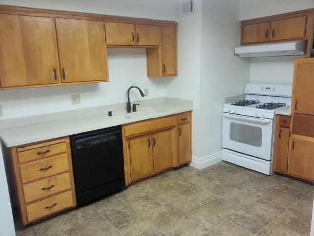 318 Montague Way - Photo 2 of 8