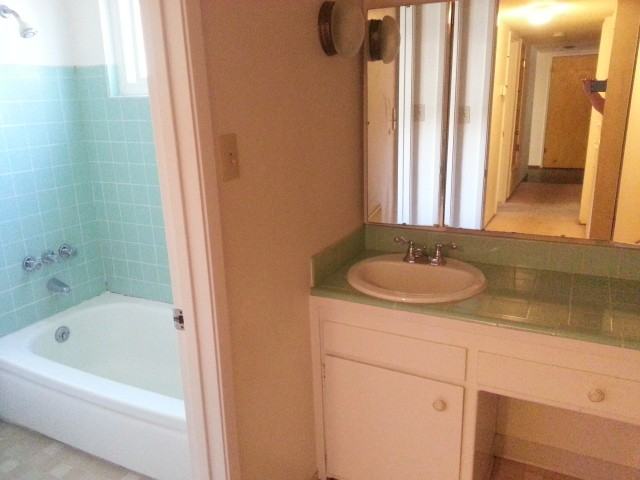 318 Montague Way - Photo 3 of 8