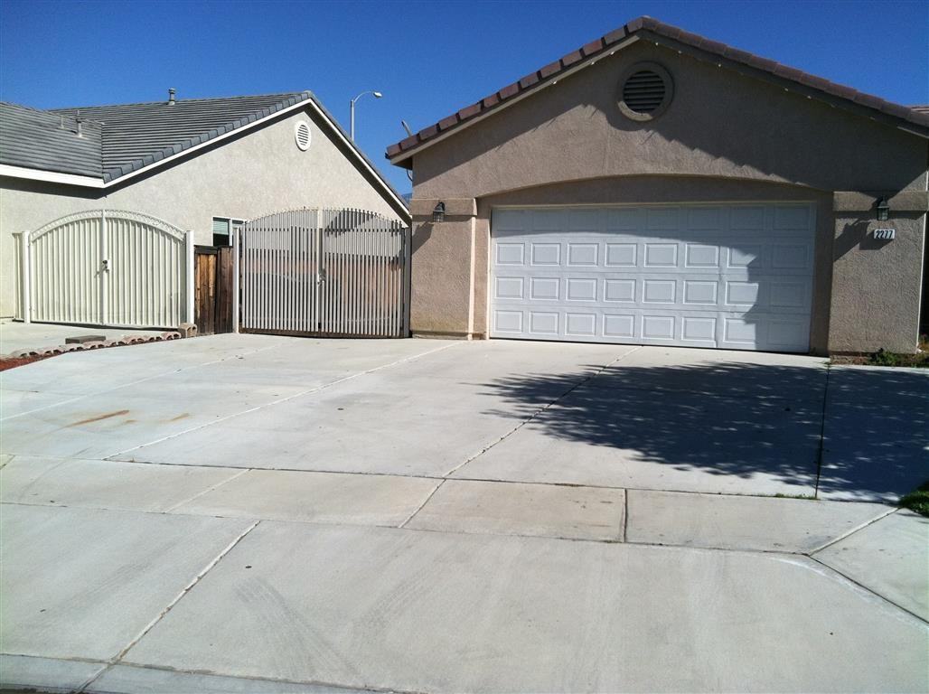 2277 Versailles St - Photo 2 of 11