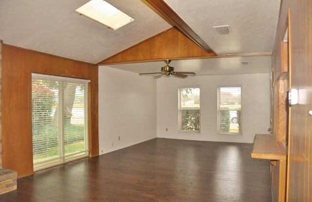 2724 Lago Vista Loop - Photo 2 of 11