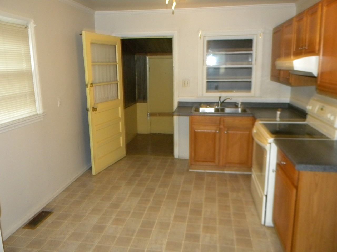 2111 Tuscaloosa St - Photo 2 of 4