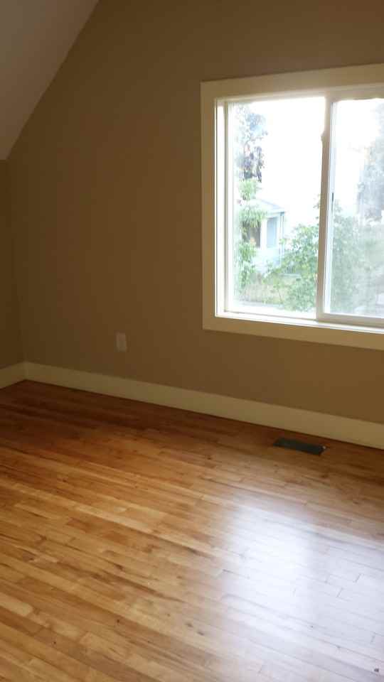 984 Victoria St N - Photo 2 of 31