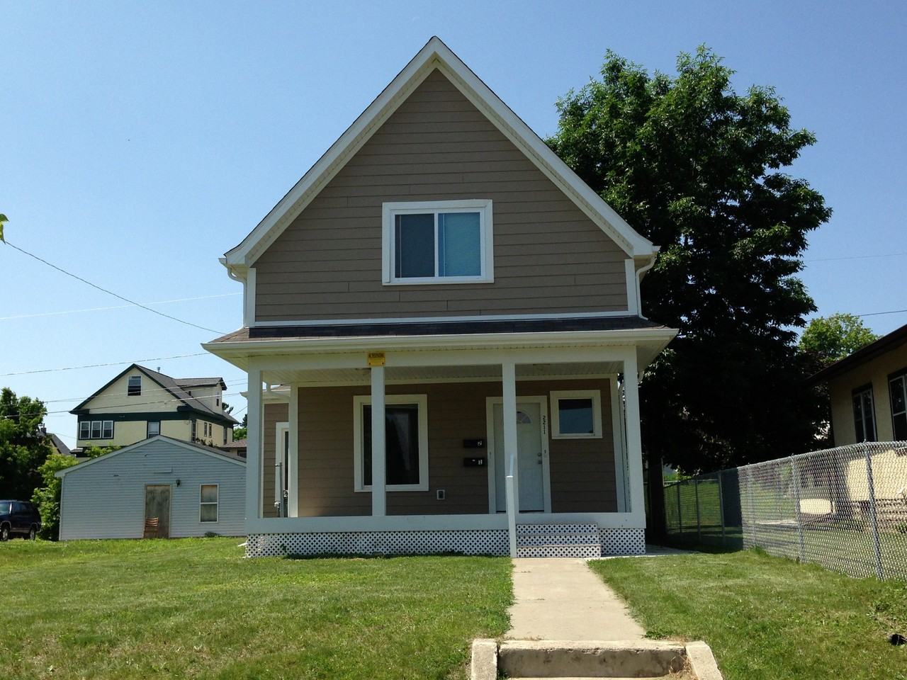 2211 Queen Ave N - Photo 2 of 9