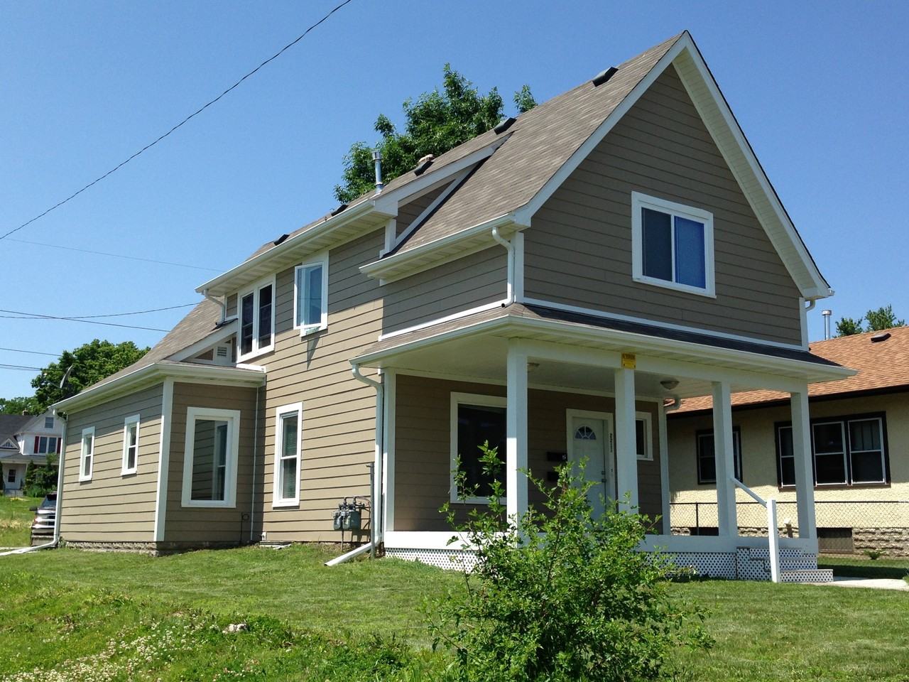 2211 Queen Ave N - Photo 3 of 9