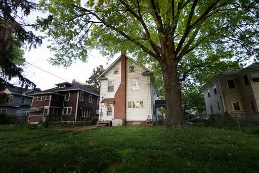 315 SW Broadmoor Ave - Photo 2 of 15