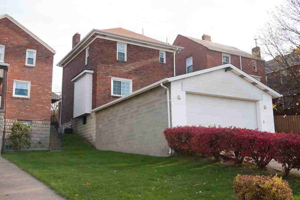 1522 Merrick Ave - Photo 2 of 9